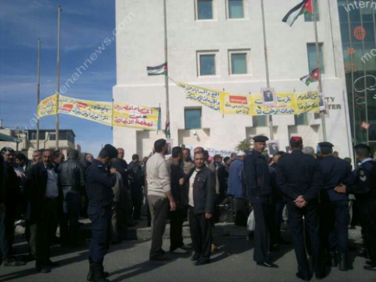 متضررو الاتصالات يعتصمون احتجاجاً على فصلهم ( صور )